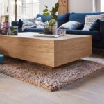 Salon z drewnianą podłogą